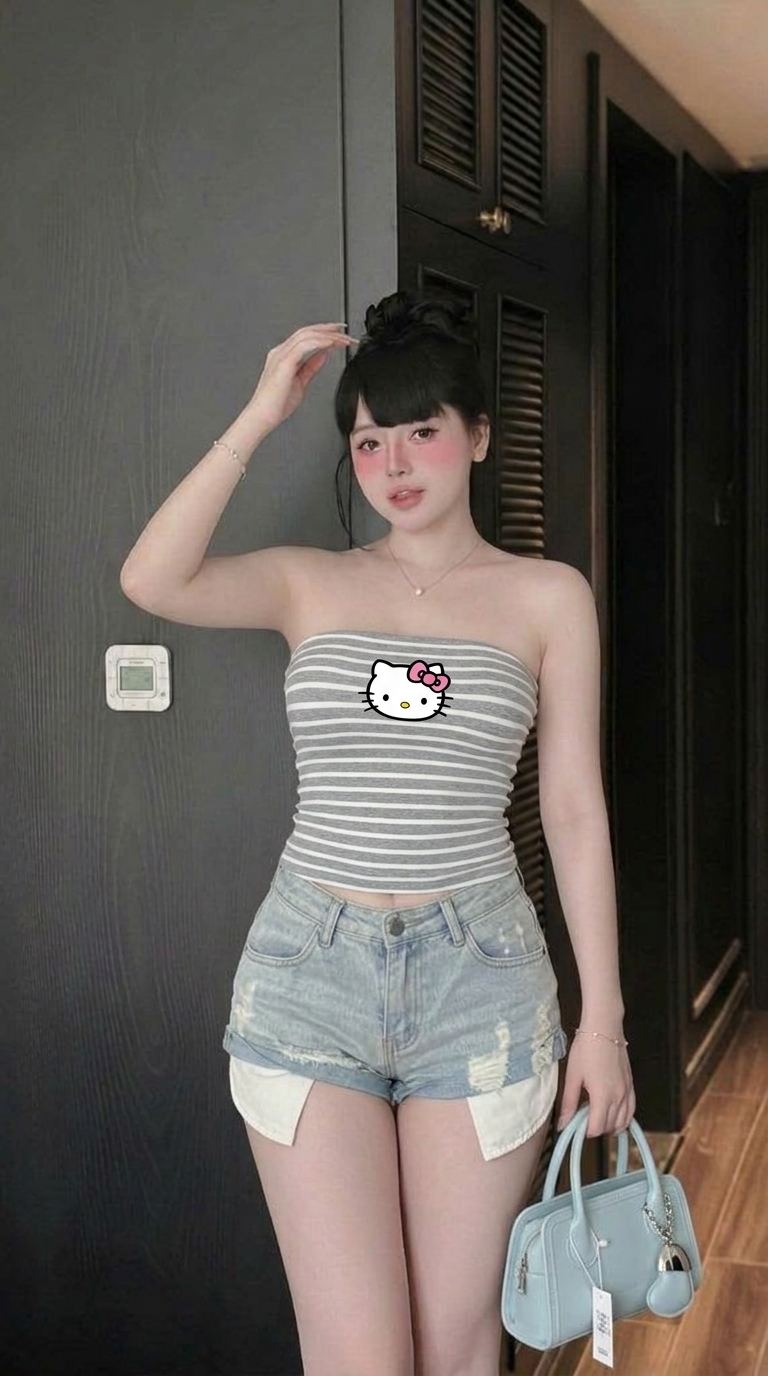 Fit garments on model. tay cầm túi. Natural lighting. Photorealistic.